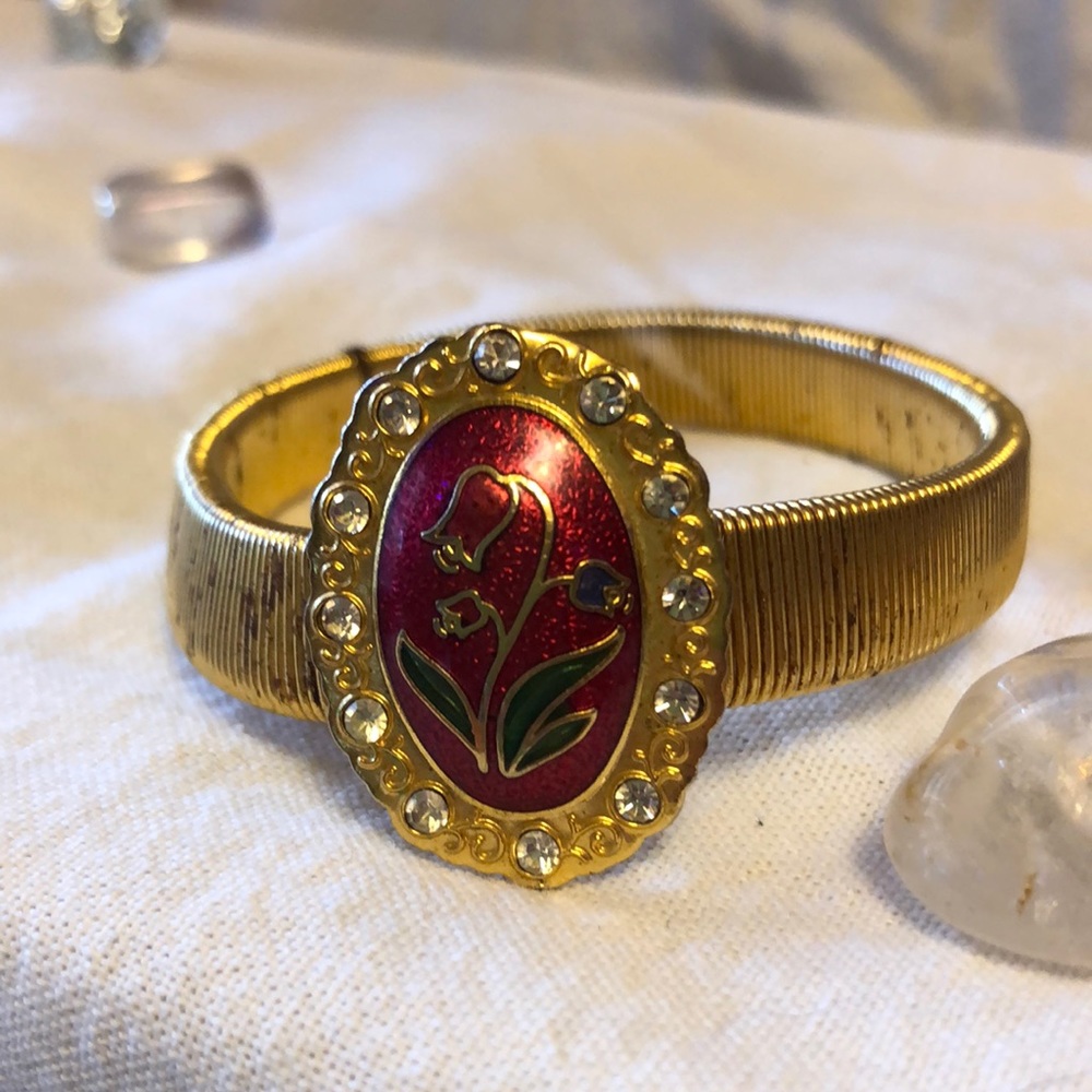 Vintage stretch bracelet with floral enamel and rhinestone charm
